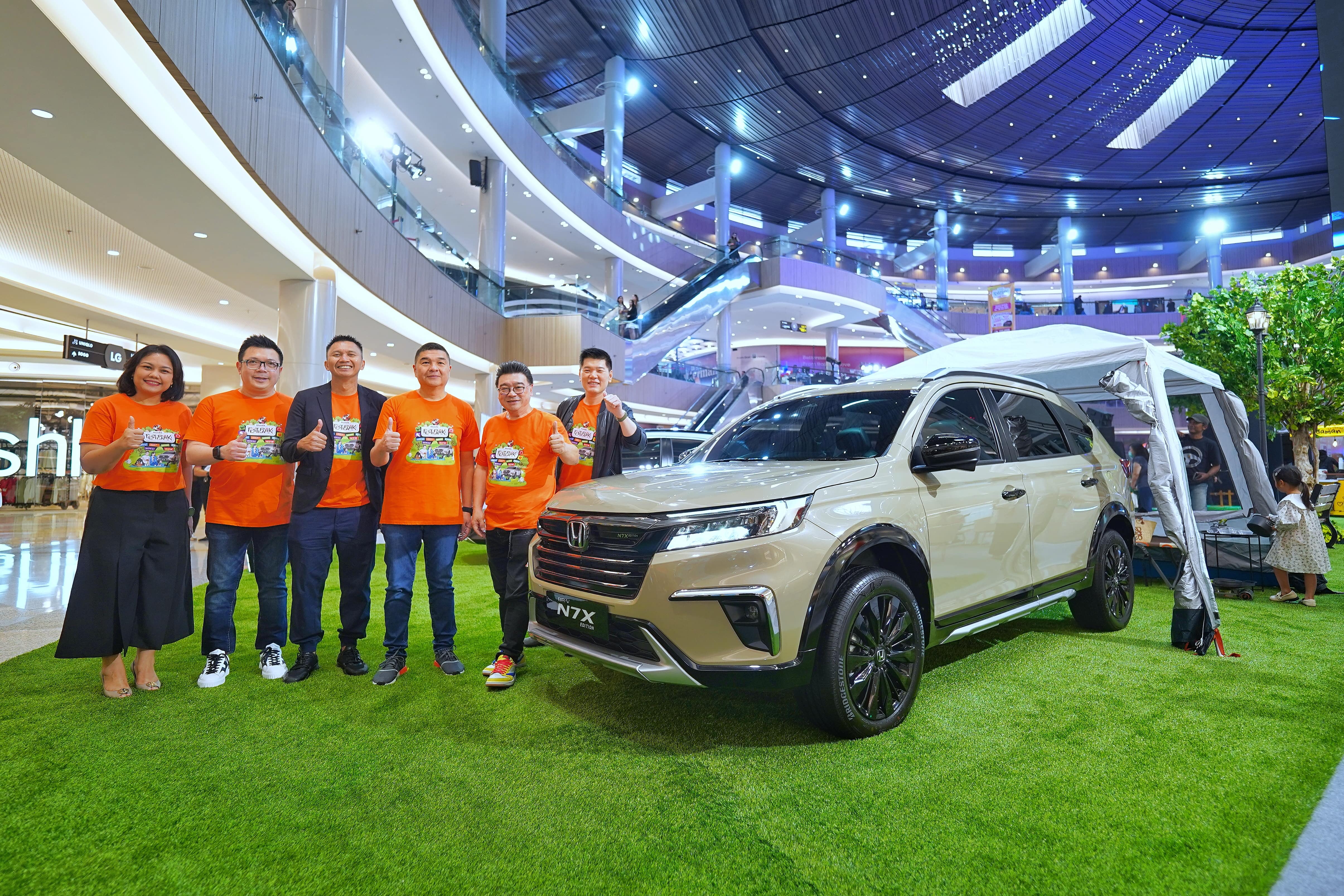 (Kiri - Kanan) Masany Gultom Director PT DBL Indonesia, Wendy Miharja Director Honda Surabaya Center, Azrul Ananda CEO & Founder DBL Indonesia, Ang Hoey Tiong President Director Honda Surabaya Center, Sutandi Purnomosidi Director of Marketing Pakuwon Group, Hendie Santoso General Manager Pakuwon Mall