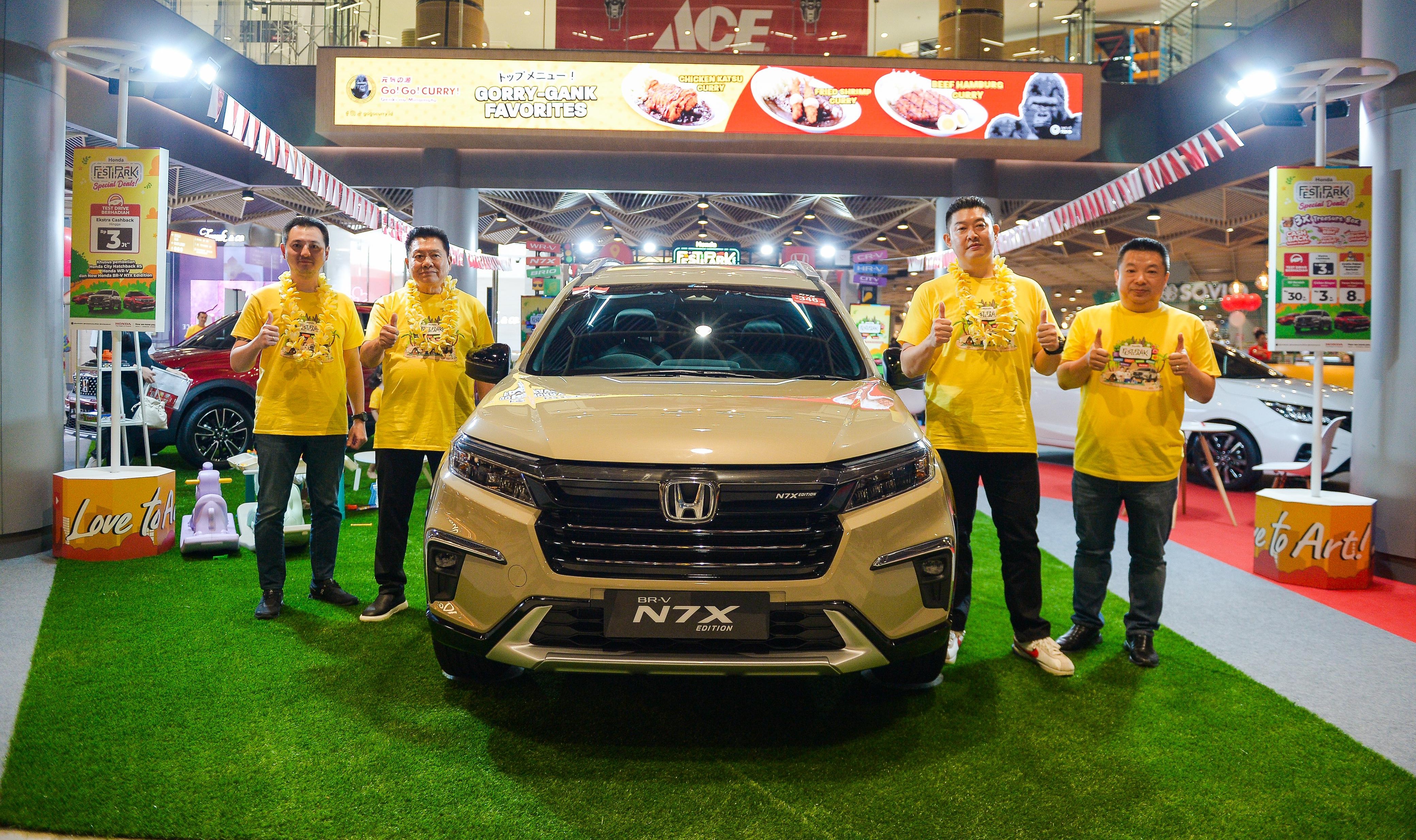 Calvin Alexander (Area Sales and Dealer Development Manager Honda Surabaya Center, Main Dealer Honda wilayah Jawa Timur, Bali dan Nusa Tenggara), Kho Tjauw Tiam (President Director Honda Denpasar Agung, Honda Dewata Motor, & Honda Cokroaminoto), Hermawan Adi (Director Honda Denpasar Agung, Honda Dewata Motor, & Honda Cokroaminoto) & Maniki Djauw (General Manager Honda Denpasar Agung, Honda Dewata Motor, & Honda Cokroaminoto)