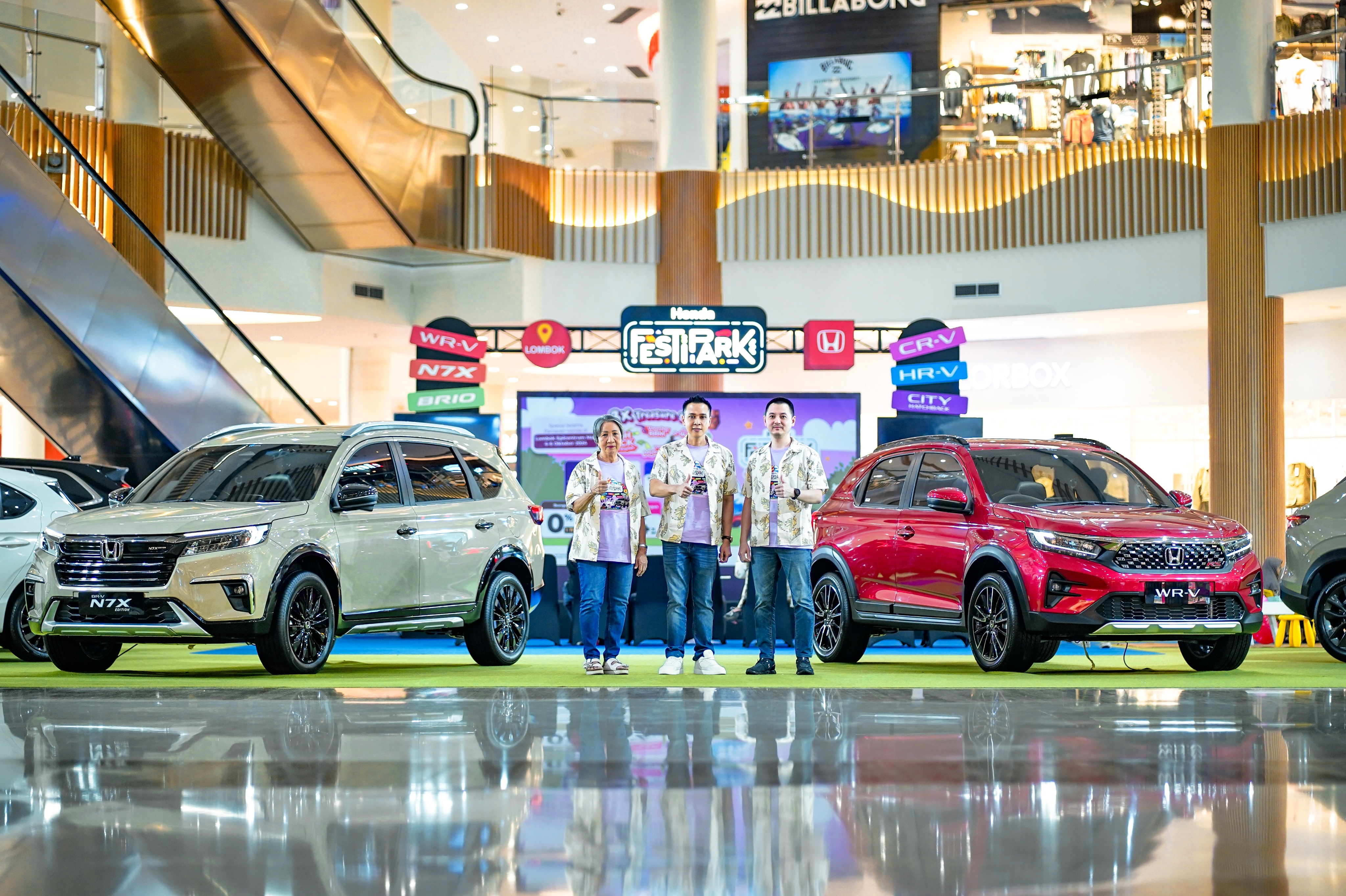 Lily Agustina Komisaris Honda Naga Motor, Thedy Sanjaya, Director Dealer Honda Naga Motor, dan Calvin Alexander, Area Sales and Dealer Development Manager Honda Surabaya Center, Main Dealer Honda wilayah Jawa Timur, Bali, dan Nusa Tenggara