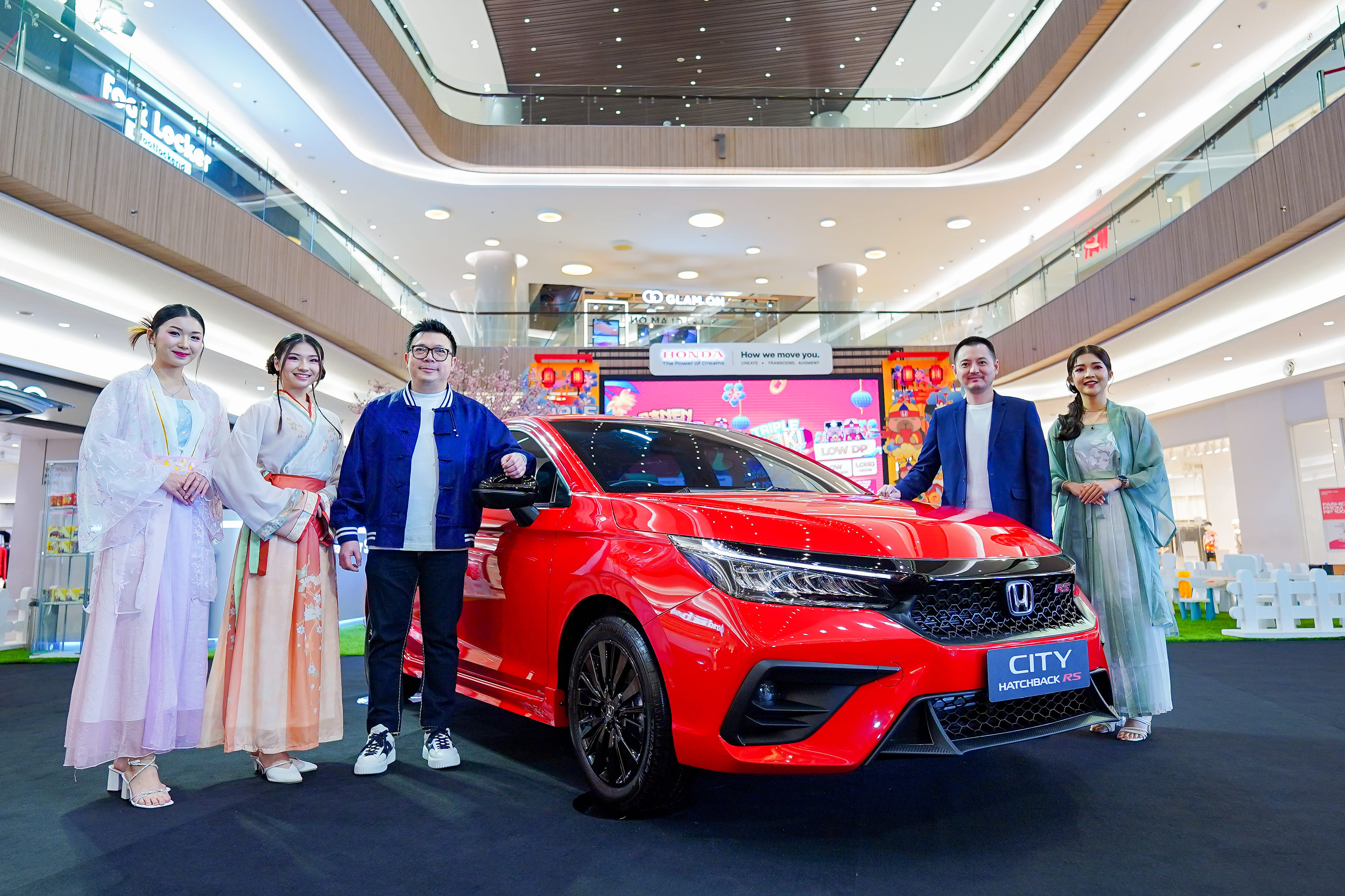 Wendy Miharja, Director Honda Surabaya Center & Calvin, Area Sales and Dealer Development Manager Honda Surabaya Center