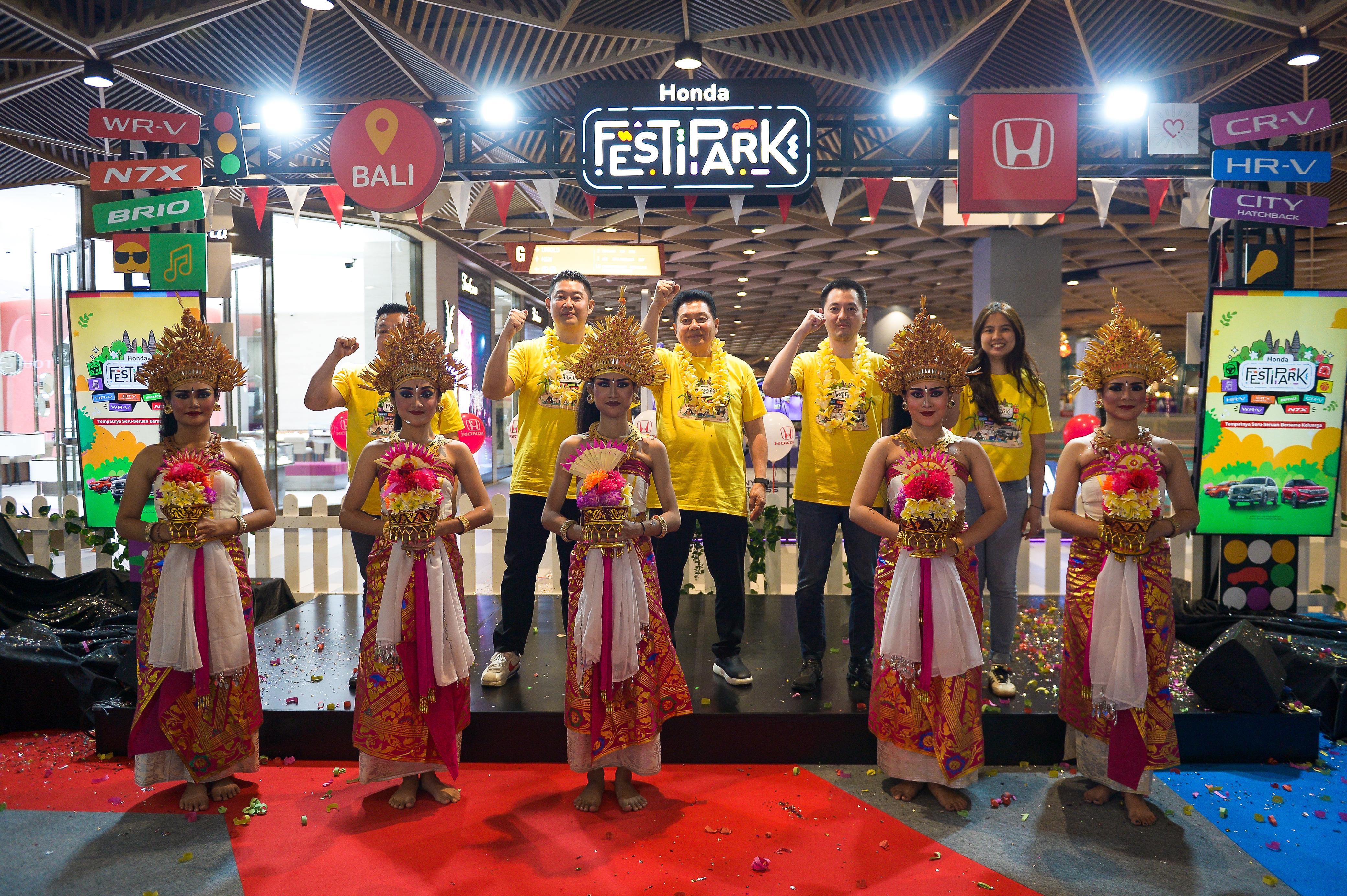 Maniki Djauw (General Manager Honda Denpasar Agung, Honda Dewata Motor, & Honda Cokroaminoto), Hermawan Adi (Director Honda Denpasar Agung, Honda Dewata Motor, & Honda Cokroaminoto), Kho Tjauw Tiam (President Director Honda Denpasar Agung, Honda Dewata Motor, & Honda Cokroaminoto), Calvin Alexander (Area Sales and Dealer Development Manager Honda Surabaya Center, Main Dealer Honda wilayah Jawa Timur, Bali dan Nusa Tenggara), Ingelina Aprilliawati (Marketing Communication Manager Honda Surabaya Center)