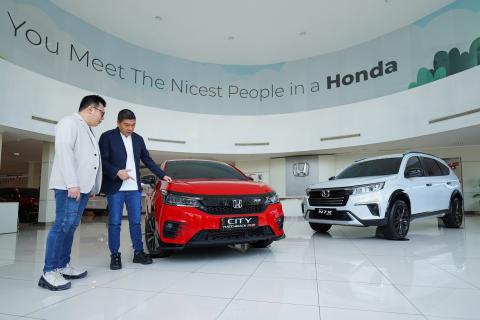 Wendy Miharja, Director Honda Surabaya Center (kiri) dan Ang Hoey Tiong, President Honda Surabaya Center (kanan)