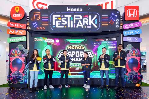 Ingelina Aprilliawati Selaku Marketing Communication Manager Honda Surabaya Center, Adi Prasetyo, selaku Sales Manager Dealer Honda Pacific Tulungagung, Raymond Indra Muktiwidjaja, selaku Wakil Direktur Dealer Honda Pacific Kediri dan Honda Pacific Tulungagung, Liliana Winoto, selaku Direktur Dealer Honda Pacific Kediri dan Honda Pacific Tulungagung, Calvin selaku Area Sales and Dealer Development Manager Honda Surabaya Center, Main Dealer Honda wilayah Jawa Timur, Bali dan Nusa Tenggara, Arif Firmansyah, s